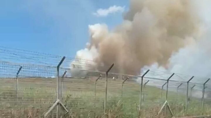 Ilalang Terbakar di Ujung Runway Bandara Sultan Hasanuddin Ilalang terbakar