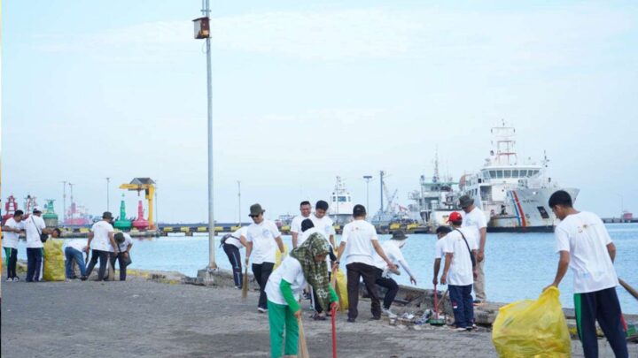 Aksi Coastal Clean-Up, Karyawan Pelindo Bersihkan Kawasan Pelabuhan Paotere Pelindo