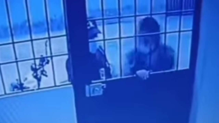 Tangkapan layar video rekaman CCTV bocah perempuan nyaris diculik komplotan penculik yang mengaku sebagai petugas sensus/Instagram @ndorobei.official bocah nyaris diculik