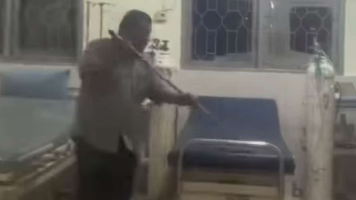 Tangkapan layar video viral petugas Puskesmas bersihkan ranjang pasien pakai alat pengepel lantai/Instagram @indo.terupdate viral petugas puskesmas