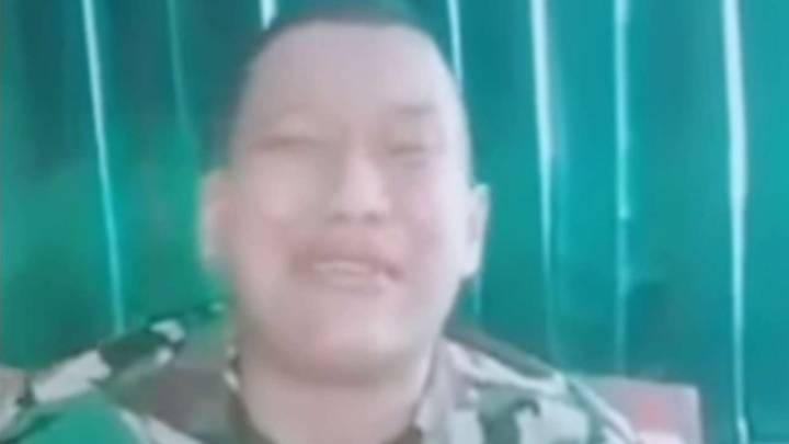 Tangkapan layar TNI gadungan berseragam tentara menangis ketika ditangkap/Instagram @manaberita foto berseragam tentara