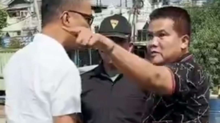 Tangkapan layar video viral pria mengaku TNI tutup akses jembatan di salah satu jalan di Tangerang/Instagram @kabarnegri tutup jalan tangerang