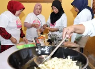 Gerakan Pemuda dan Perempuan Gowa Gelar Pelatihan Membuat Kerupuk Bawang