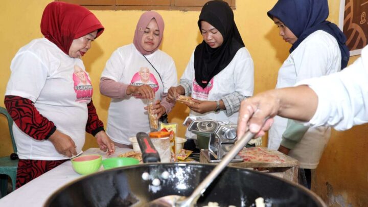 Gerakan Pemuda dan Perempuan Gowa Gelar Pelatihan Membuat Kerupuk Bawang Gerakan pemuda dan Perempuan Ganjar