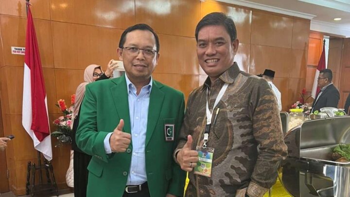 Laksamana Pertama (Laksma) TNI Dr. Abdul Rivai Ras bersama Presidium Majelis Nasional KAHMI 2022-2027 Dr. Ir. E. Herman Khaeron, M.Si yang juga Wakil Ketua Komisi II DPR RI dan sebagai Kepala Badan Pembinaan Organisasi, Keanggotaan, dan Kaderisasi DPP Partai Demokrat pada kegiatan Rakernas KAHMI digelar di Wisma DPR Kopo Puncak Bogor pada 19-21 Mei 2023/Rls bro rivai