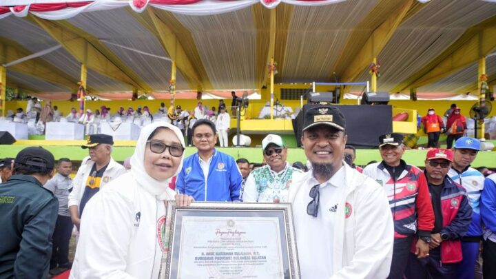 Gubernur Sulsel Terima Penghargaan dari PGRI Peningkatan Layanan Mutu Pendidikan dan Kesejahteraan Guru Pemprov Sulsel