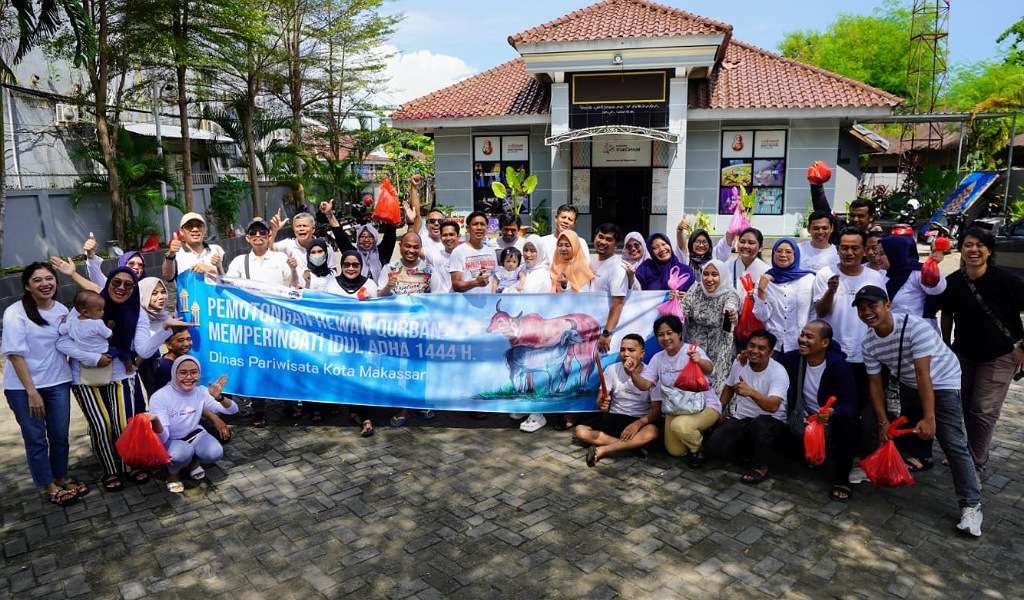 Wujudkan Kepedulian Sosial, Dispar Kota Makassar Bagikan Daging Kurban