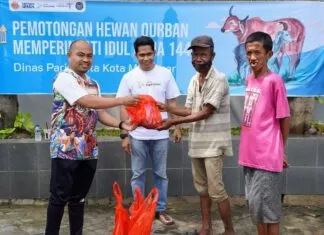 Wujudkan Kepedulian Sosial, Dispar Kota Makassar Bagikan Daging Kurban
