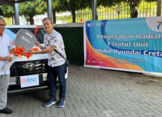 BNI Serahkan Hadiah Grand Prize Mobil Undian Rejeki #GaPakeNanti ke Nasabah di Makassar