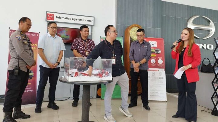 Ivan Pudya Sumanta selaku General Manager Marketing Kumala Group Gebyar undian Hino Kumala