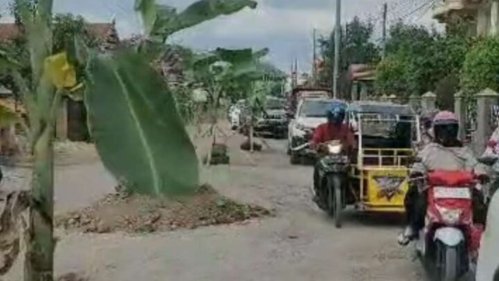 Syaharuddin Alrif Soroti Pemprov Sulsel Lambat Melakukan Perbaikan Jalan Rusak Sidrap-Soppeng Syaharuddin Alrif