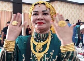 Netizen Soroti Jemaah Haji Makassar yang Pamer Emas Dari Mekkah