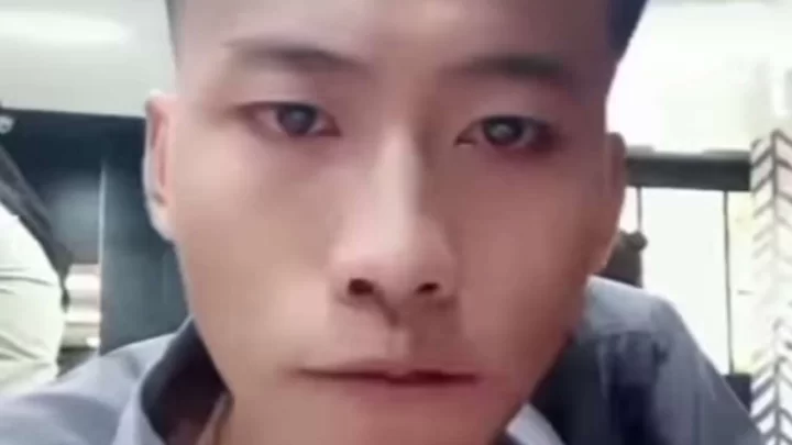 Tangkapan layar video viral pria sombong sindir orang yang sering makan di pinggir jalan/Instagram @kabarnegri makan pinggir jalan