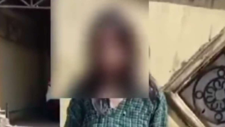 wanita makassar menangis