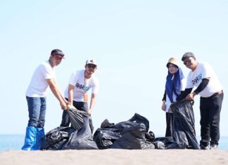 Ratusan Milenial di Makassar Bersih-bersih Pantai Tanjung Bayang