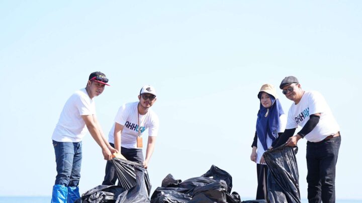 Ratusan Milenial di Makassar Bersih-bersih Pantai Tanjung Bayang milenial semen tonasa