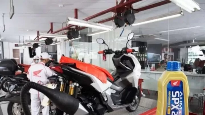 Jangan Ragu Berkonsultasi dengan Bengkel AHASS, Simak Efek Telat Ganti Oli Motor bengkel ahass honda terdekat