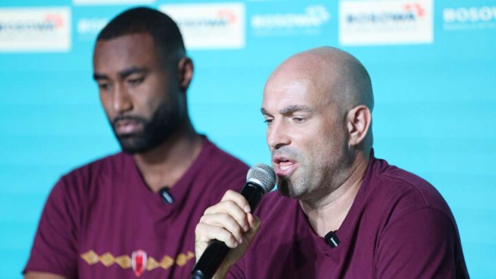 Pelatih PSM Makassar Bernardo Tavares persis solo