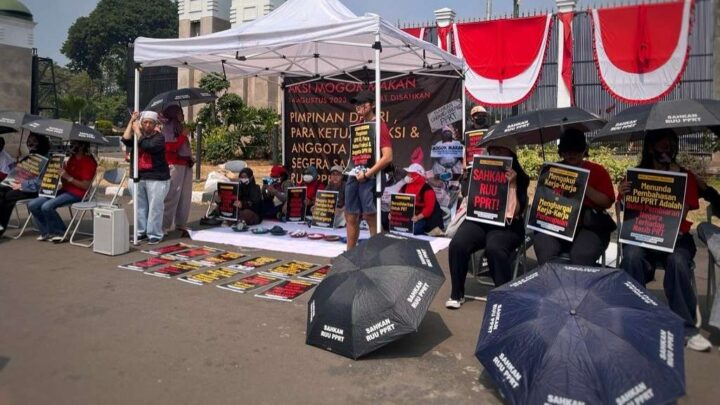 Aksi Mogok Makan Para Pekerja Rumah Tangga: Protes Lewat Simbol Piring Kosong mogok makan