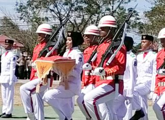 Anak Yatim Bertugas Pembawa Baki Upacara Peringatan HUT Ke-78 Kemerdekaan RI di Jeneponto