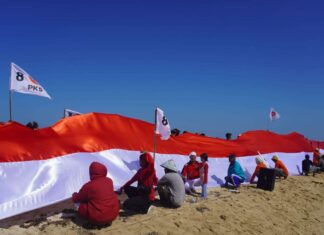 PKS Bentangkan Bendera Merah Putih 78 Meter di Gusung Pangkayya Maros