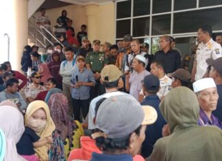 Ratusan Massa Desa Borongtala Jeneponto Gelar Aksi Unjuk Rasa, Minta Tes Cakades Diulang