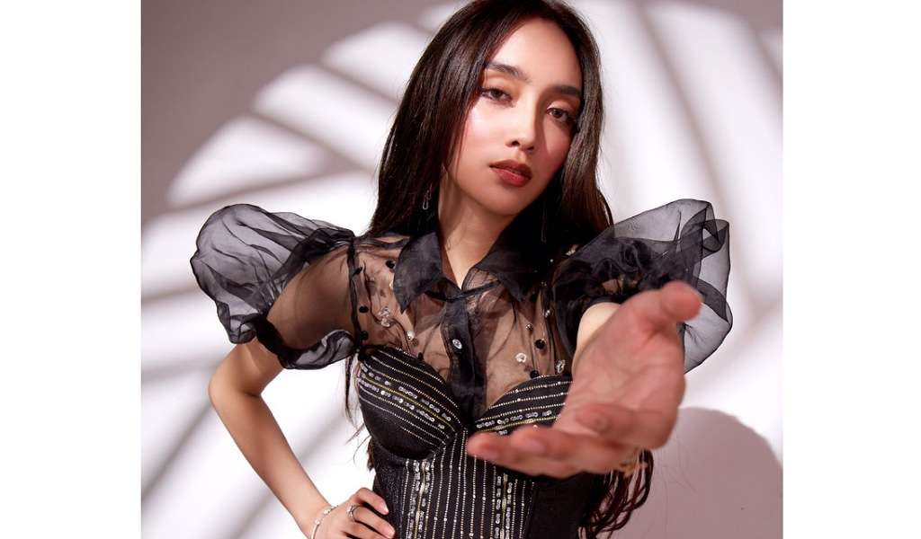 Berkenalan dengan Nanda Maharani Salsabila, Desainer Belasan Tahun yang Lestarikan Keindahan Wastra Nusantara