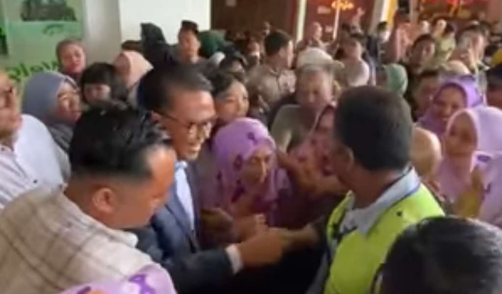 Eks Gubernur Prof Nurdin Abdullah Tiba di Makassar, Disambut Riuh Ribuan Simpatisan