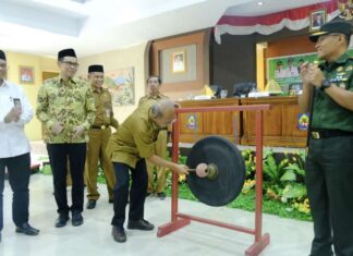 Bupati Iksan Iskandar