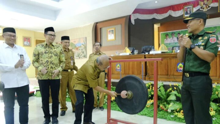 Bupati Iksan Iskandar