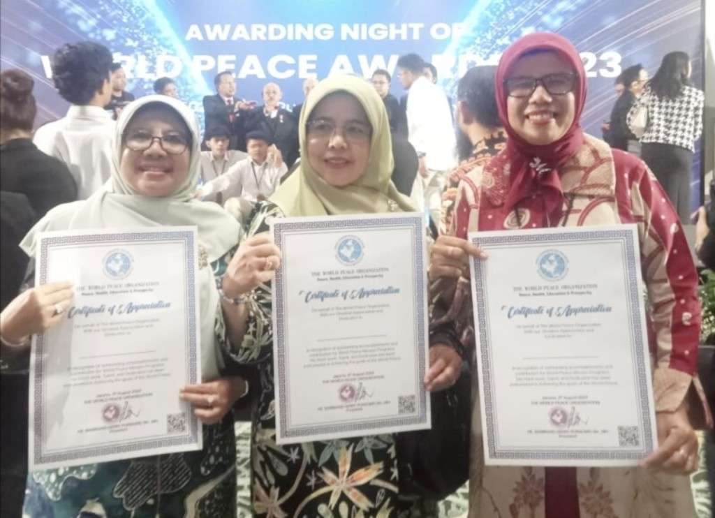Kepala MTsN 2 Jeneponto Raih Penghargaan World Peace Award Tahun 2023