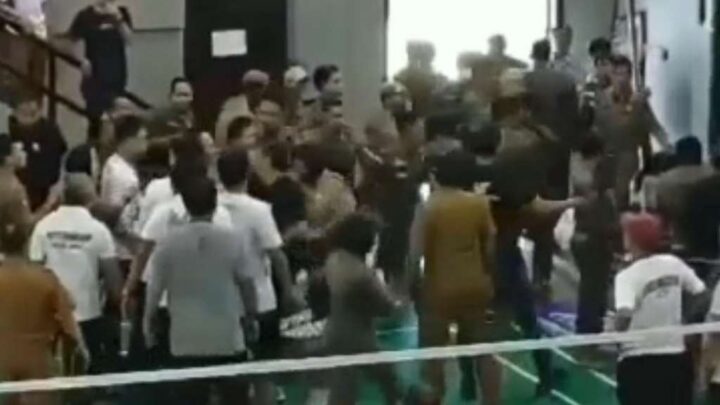 Pertandingan Bulutangkis di Kantor Gubernur Sulsel Ricuh, Satpol PP Pukul Pemain Bulutangkis