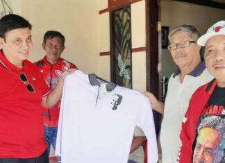 RPG Sosialisasi Capres Ganjar Pranowo dan Pasang Stiker di Rumah Warga Makassar