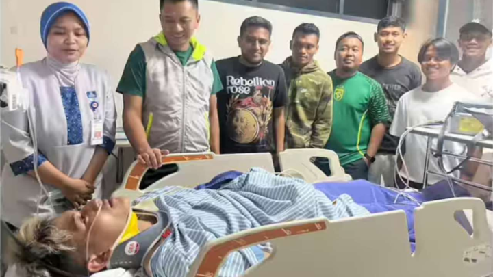 Gelandang Persebaya Rizky Dwiyan kemungkinan absen lawan PSM Makassar karena masih dirawat di RS usai alami cedera serius saat latihan/Instagram @officialpersebaya psm makassar