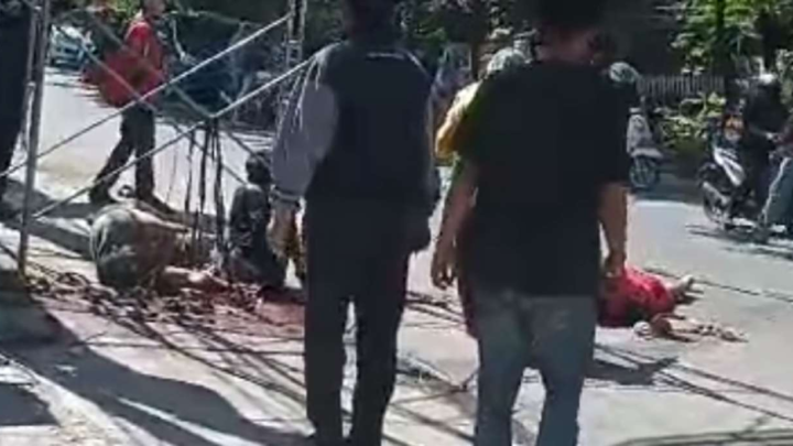 Tiga Warga Makassar Terkapar di Jalan Diduga Tersengat Listrik, Dua Korban Bersimbah Darah tersengat listrik