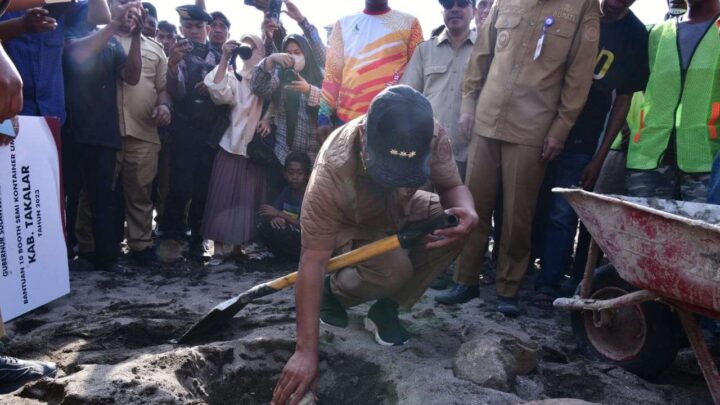 Di Akhir Masa Jabatan, Gubernur Sulsel Letakkan Batu Pertama Pembangunan Tanggul Penahan Abrasi di Takalar Gubernur Sulsel Andi Sudirman Sulaiman