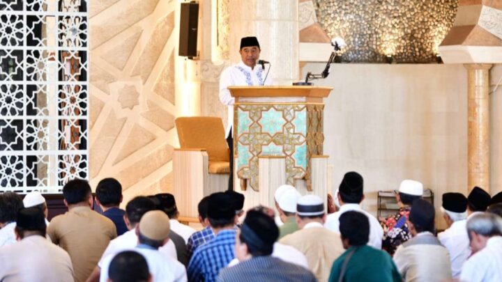 Salat Jumat di Masjid Raya Makassar, Pj Gubernur Sulsel Minta Dukungan Masyarakat Pj Gubernur Sulsel