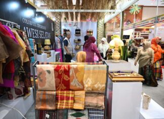 Pamerkan Produk Unggulan UMKM, Stand Dekranasda Sulsel Ramai Pengunjung