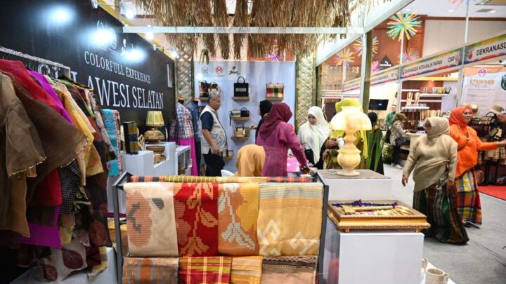 Pamerkan Produk Unggulan UMKM, Stand Dekranasda Sulsel Ramai Pengunjung Produk UMKM