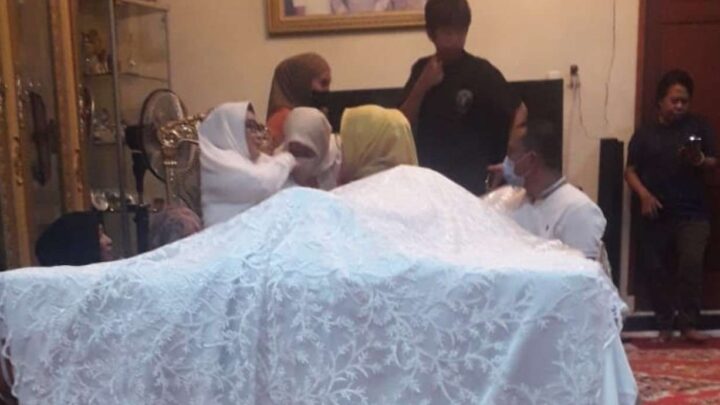 Jenazah Almarhum Mantan Gubernur Sulsel HM Amin Syam di rumah duka/Ist amin syam