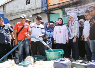 Direktur PDAM Makassar Indira Mulyasari Dampingi Wawali Fatmawati Rusdi Tinjau Pembagian Air Tangki