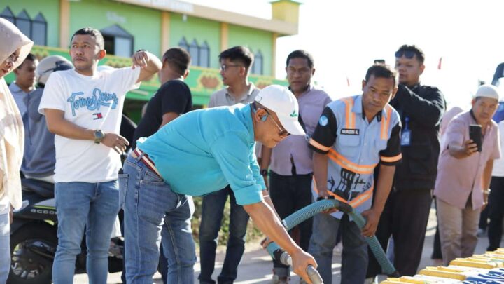 Dirut PDAM Makassar, Beni Iskandar mengecek layanan pengantaran air bersih lewat mobil tangki ke masyarakat/Rls pdam makassar