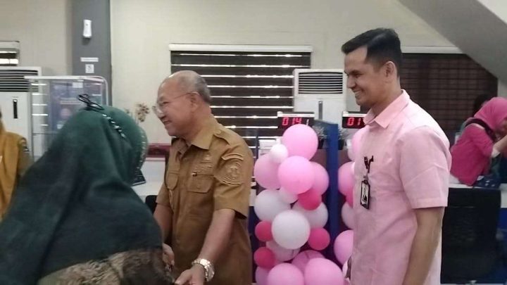 Bupati Iksan Iskandar Pantau Pelayanan di Kantor Bank Sulselbar Cabang Jeneponto Bupati Iksan Iskandar