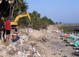 Tidak Dipeduli Pemkab Jeneponto, Warga Kumpul Dana Tangani Abrasi