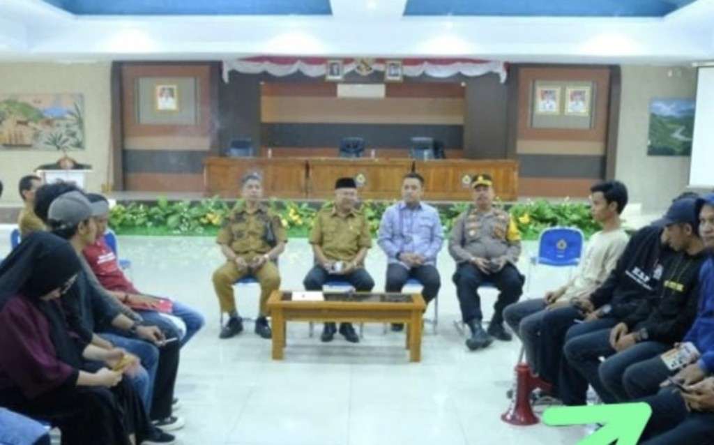 Kesulitan Air, Warga Unjuk Rasa Minta Direktur PDAM Mundur, Bupati Serukan Anggaran Diaudit