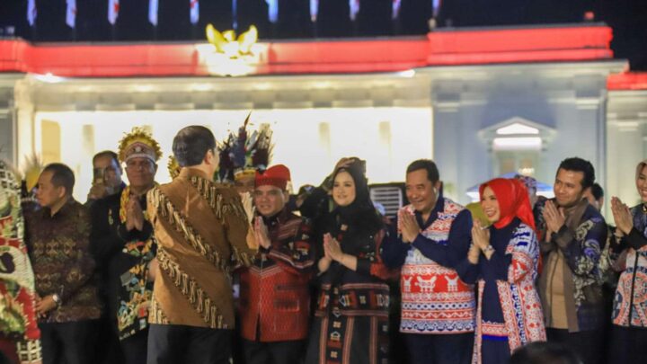 Gunakan Batik Sarita Khas Toraja Utara, Pj Gubernur Didampingi Ketua PKK Sulsel Hadiri Peringatan Hari Batik Nasional Pemprov Sulsel