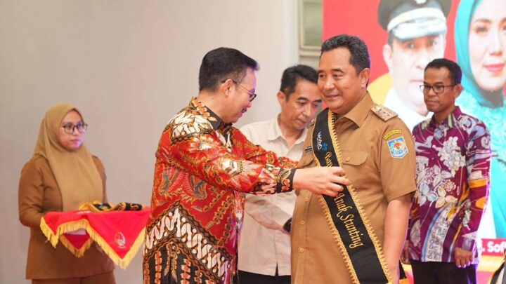 Pj Gubernur dan Ketua PKK Sulsel Dikukuhkan Jadi Bapak dan Bunda Asuh Anak Stunting Pj Gubernur Sulsel