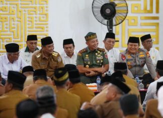 Pj Gubernur Sulsel Bersama Ribuan Masyarakat Sholawatan di Masjid 99 Kubah