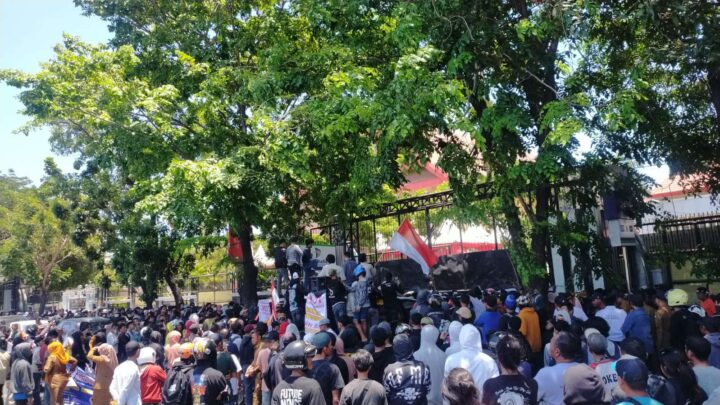 Demo di Kantor DPRD Sulsel, Tuntut Pj Gubernur Dicopot pj gubernur sulsel