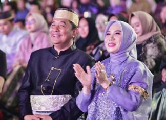 Pj Gubernur Bersama Pj Ketua TP PKK Sulsel Buka Gelaran Fashion Show Perayaan HUT Sulsel ke-354